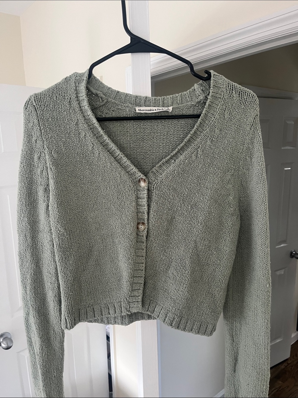 Abercrombie & Fitch Cropped Sage Green V‑Neck Button Cardigan